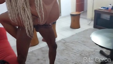 Primo do meu filho me viu de lingerie na sala e ficou com tesão, foda deliciosa com gozada da coroa
