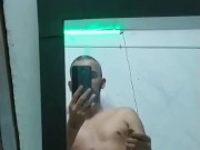 Masturbándome en mi habitación frente al espejo