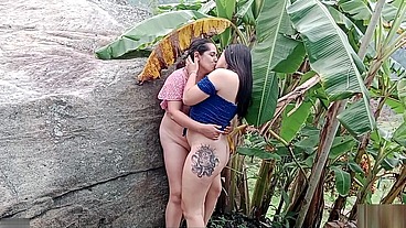 Cuñada se aprovecha de que se van todos de casa para repetir sexo lesbico con la novia de su hermano y lo hacen al aire libre - PORNO EN ESPAÑOL