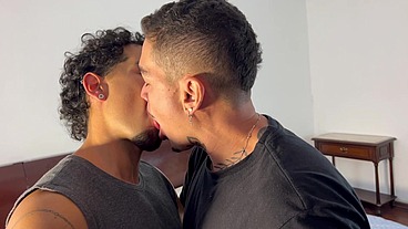 YURI GAÚCHO - CASAL FODENDO À TRÊS - SEXO GAY COM DOTADÃO METENDO PICA SEM CAMISINHA