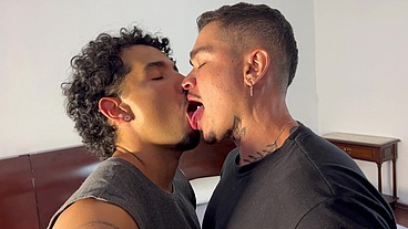 YURI GAÚCHO - CASAL FODENDO À TRÊS - SEXO GAY COM DOTADÃO METENDO PICA SEM CAMISINHA