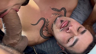 YURI GAÚCHO - CASAL FODENDO À TRÊS - SEXO GAY COM DOTADÃO METENDO PICA SEM CAMISINHA