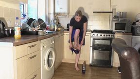 Chelsea's Purple Platform Sandals (4K)