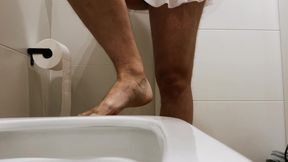 Crossdresser Con Un Gran Trasero En Minifalda Está Orinando