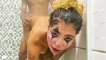 ELA EQUILIBRA NA VARA E VEM DESCABELHAR O PALHA&Ccedil_O-PALHA&Ccedil_ADA NO BANHEIRO