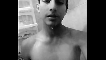 Hombre en la ducha muestra su cuerpo mientras suena de fondo House Of Cards de BTS - Recopilaci&oacute_n de videos.