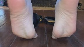 UNDER CHAIR FLATS BAREFOOT PLAY