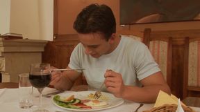 Exclusive video Bareback: Horny hot chef prepares his client's ass for dinner