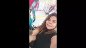 Meisje masturbeert met een dildo in het pretpark