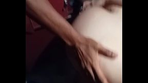 DEI GOSTOSO A MINHA BUCETINHA APERTADA PARA DOIS DESCONHECIDOS NO GLORYHOLE ENQUANTO MAMAVA O PAU DO MEU DONO