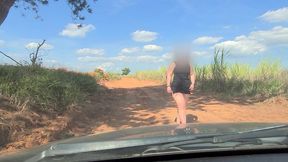 dei carona para uma gostosa na estrada e ela gozou no meu carro!