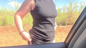 dei carona para uma gostosa na estrada e ela gozou no meu carro!