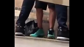 Cogiendo rico en el ba&ntilde_o gay