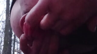 Des amateurs écartent leurs trous avec des fistings et des masturbations en solo intenses.