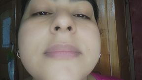 Mis labios en primer plano: Estiro, Aprieto y juego con ellos.