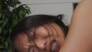 18岁少女遭受残酷的肛交