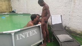 dois pauzudos revezando o cu do puto sem capa