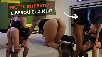 Motel Interativo - Macho comeu e gozou no cuzinho que escorreu pra bucetinha. A camisinha saiu e fui comida no pelo. Corno ficou s&oacute_ olhando pelo vidro.