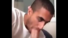 Arabe chupa verga dotado