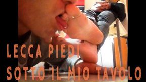 lecca piedi sotto il tavolo