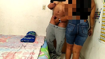 La niñera estaba descansado y aproveche para penetrarla