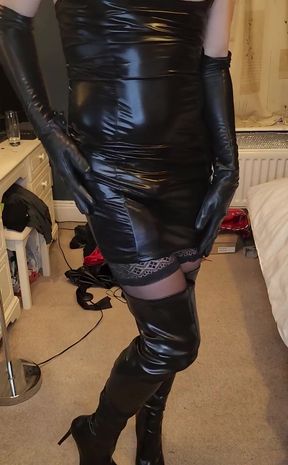 Sexy shemale in leather