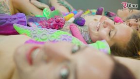 I play with 3 girls and A LOT of BIG DILDOS pussy and anal (4k)