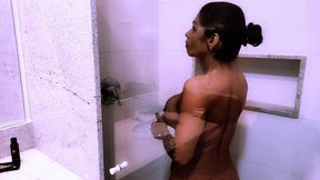 mulher casada tomando banho com estranho no banheiro dentro do hotel