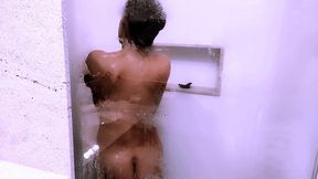 mulher casada tomando banho com estranho no banheiro dentro do hotel