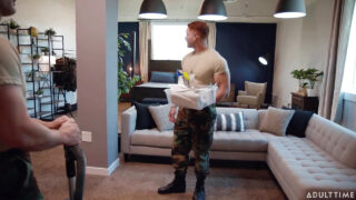 Les beaux militaires tatoués Blain O&#39;Connor et Jeremiah Cruze dans une intense action anale sans préservatif