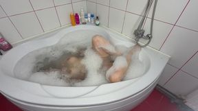 Hold my breath under the foam in bathtub