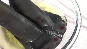 Big Tit Mature Pissing on Nylon Feet