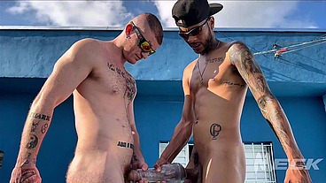 Dia lindo na piscina e uma putaria com o amigo..
