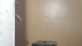 Film solo cu o fată gay amator care se masturbează cu un dildo