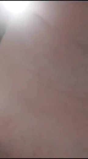 MILF Rozando Y Empalmando Su Gran Clitoris Con La Esquina Del Mueble