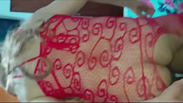 Sexy crossdreser vistiendo malla roja es follado por una de las vergas m&aacute_s gruesas y grandes del sitio y lo hace gritar de placer y gusto. Part One