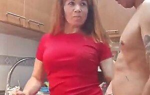 Encuentro a mi suegra en la cocina con ropa sexi y no aguanto la tentacion y termino follandomela