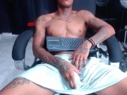 Hombre Caliente Masturbándose con Gran Polla