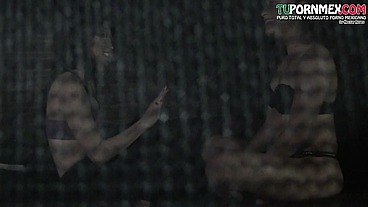 viendo a unas amigas