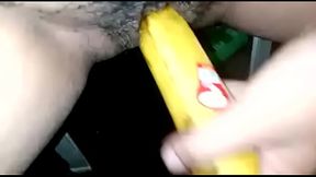 Masturbadose con un platano