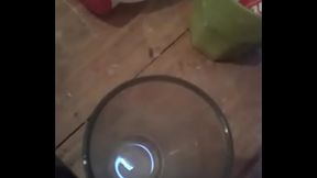 SIRVIENDOME LA LECHE PARA EL DESAYUNO