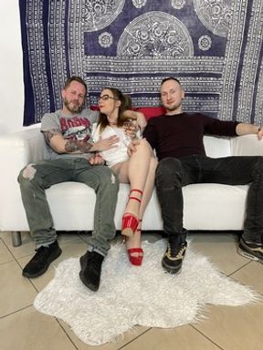 Cathy Cronw, leçon cuckold  avec Paul et Dimitri (Première partie complète)