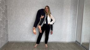 Aura Shows Her Absolute Strength – Carrying a Man with Ease