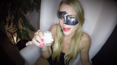 Nederlands sperma sletje krijgt een opgespaard vol glaasje sperma in haar mondje - Past maar net