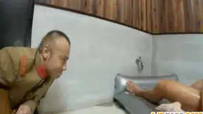 Modelo Asiática Picara Hola Mikity Recibe Crema Anal