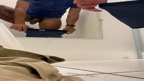dotado trocando de roupa no provador