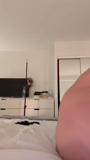 Priscilla Salerno si masturba e gioca con un vibratore