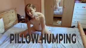 Pillow Humping - Suddenly the thought of a pillow rubbing against my clit was making me wet (HD)