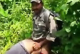 Interracial ohne Sattel, im Freien, beim Militär – Schwule werden anal gefickt