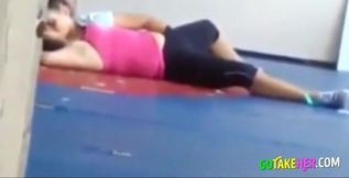 Deux Coquines: Surprise au Gymnase - French Amateur Video